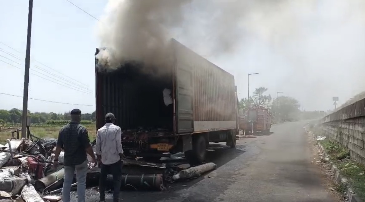 आनेवाडी टोल नाक्याजवळ ट्रकला भीषण आग; माल जळून खाक, जीवितहानी टळली