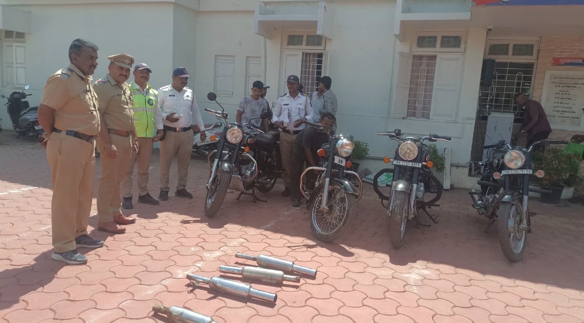 भुईज पोलीस ठाण्याकडून कर्णकर्कश आवाज करणाऱ्या बुलेट मोटारसायकलींवर कारवाई